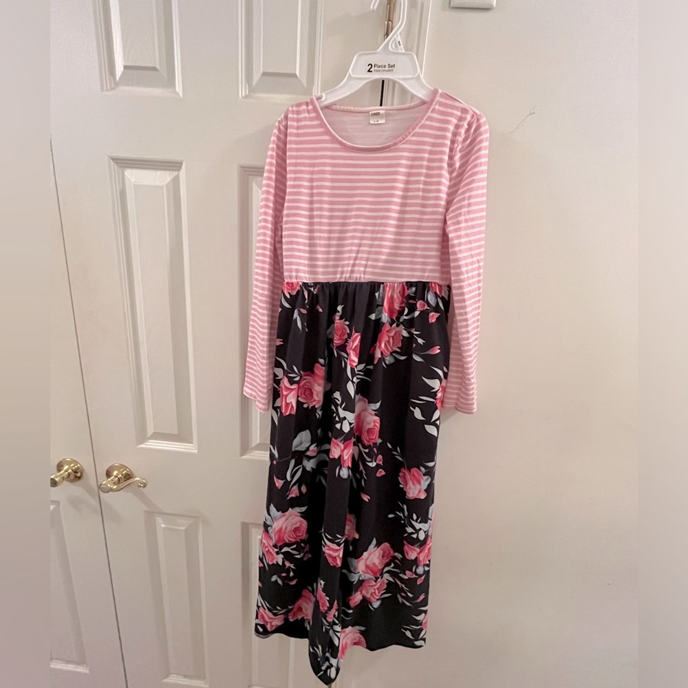 21 Kids dress, size 12 girls, color pink and the bottom is black & pink
